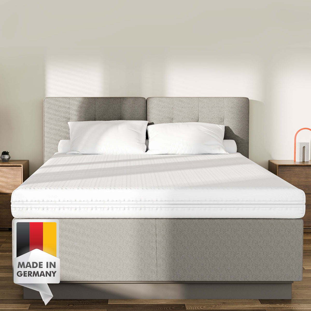 Kaltschaummatratze mit weißem Bezug auf modernem Doppelbett im Schlafzimmer