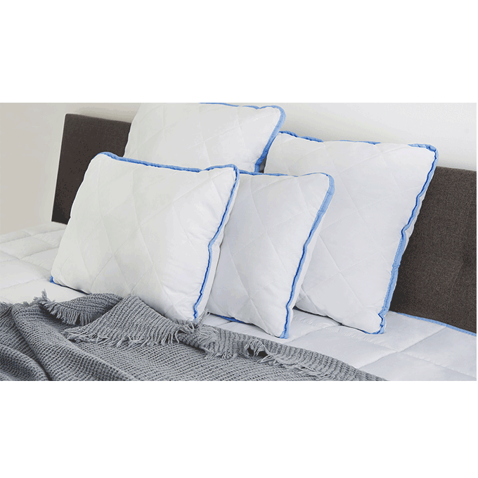 Kuscheliges Kopfkissen Set mit blauer Umrandung auf Bett – erhältlich in Größen 40x40, 50x50, 40x60, 60x60, 40x80 und 80x80 cm